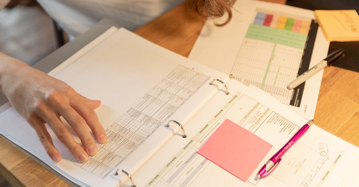 ภาพที่มีเครื่องคิดเลขและเหรียญเงินที่ใช้ในการวิเคราะห์หวย