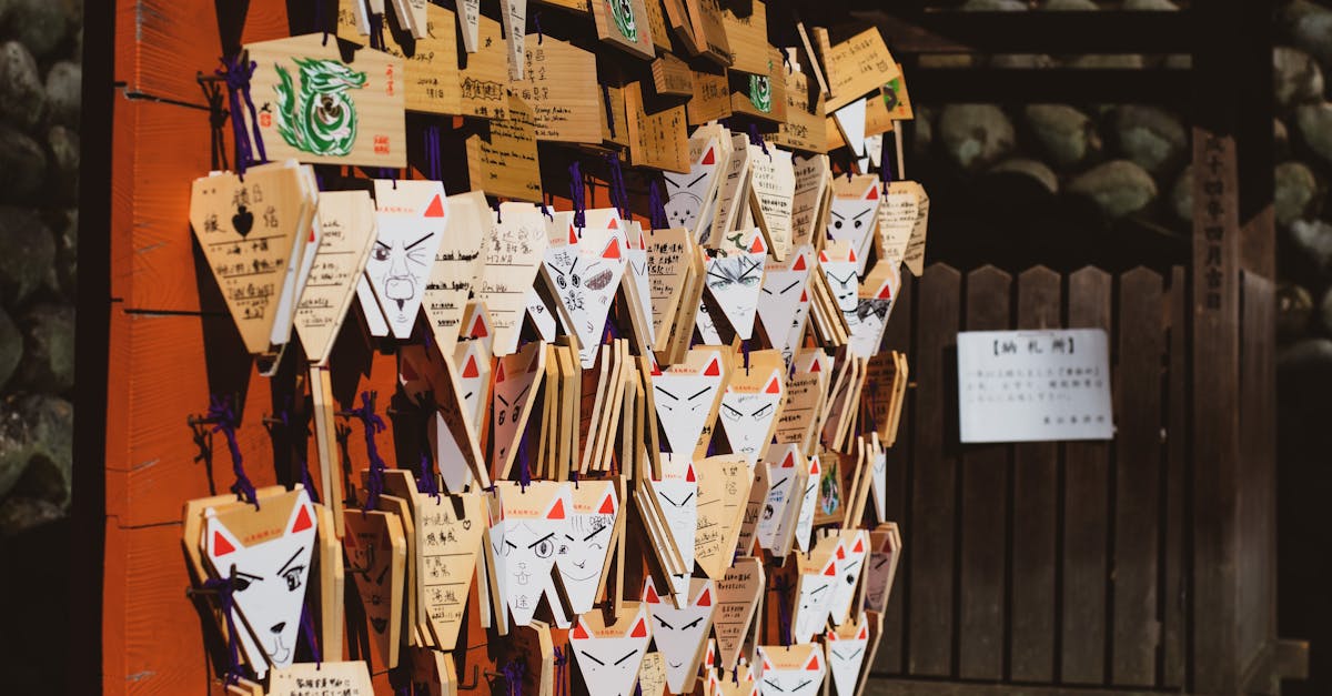 ชายหนุ่มกำลังทำพิธีขอพรเสริมโชคในวัดแห่งหนึ่ง