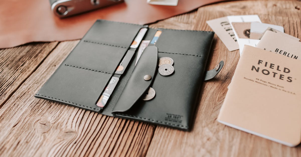 ภาพเหรียญและสมุดบันทึกสำหรับจดเลขเด็ด