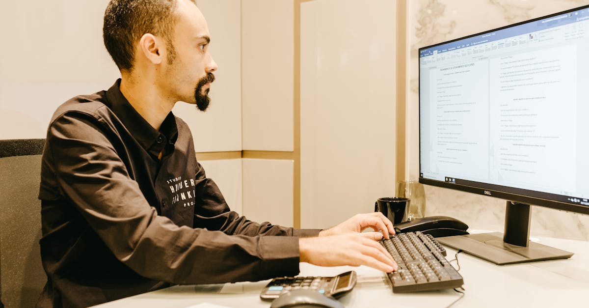 ภาพเหรียญ เครื่องคิดเลข และสมุดบันทึกสำหรับตรวจหวย