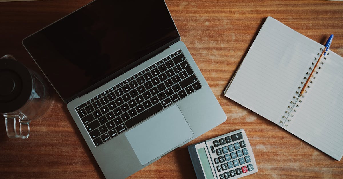 ภาพเหรียญ เครื่องคิดเลข และสมุดบันทึกสำหรับการวิเคราะห์หวย