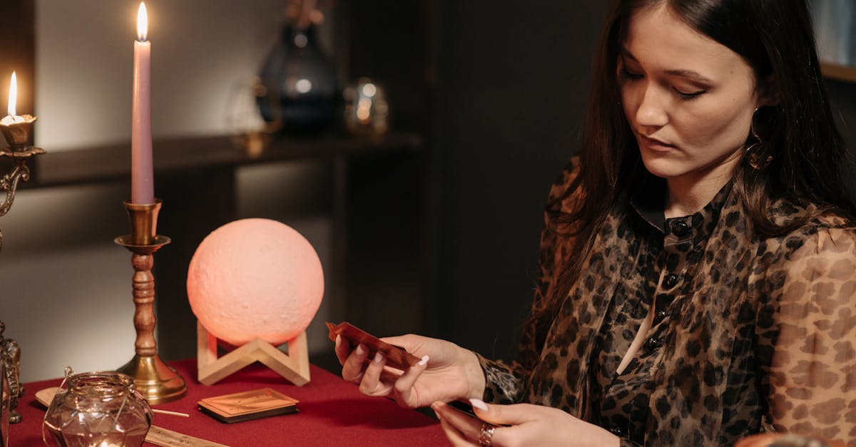 ภาพแสดงคาถาเสริมโชคลาภก่อนเสี่ยงดวง