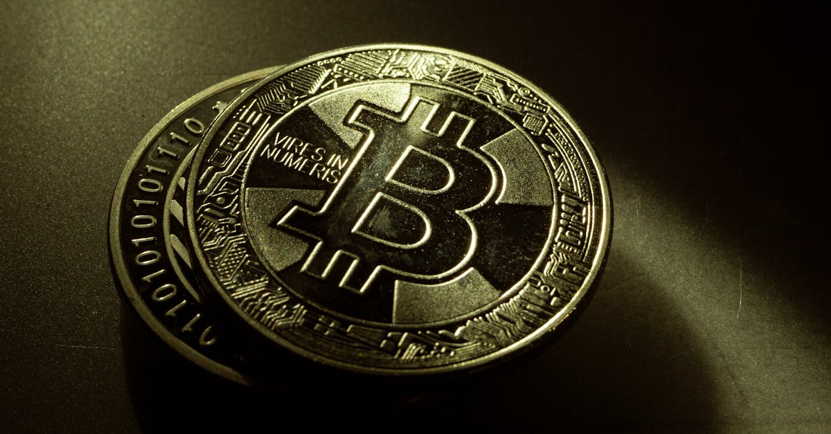 ภาพเหรียญและกระดาษโน๊ตที่มีตัวเลข