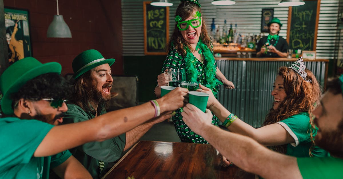 ภาพการขอพรเสริมโชคด้วยเทียนและวัตถุมงคล